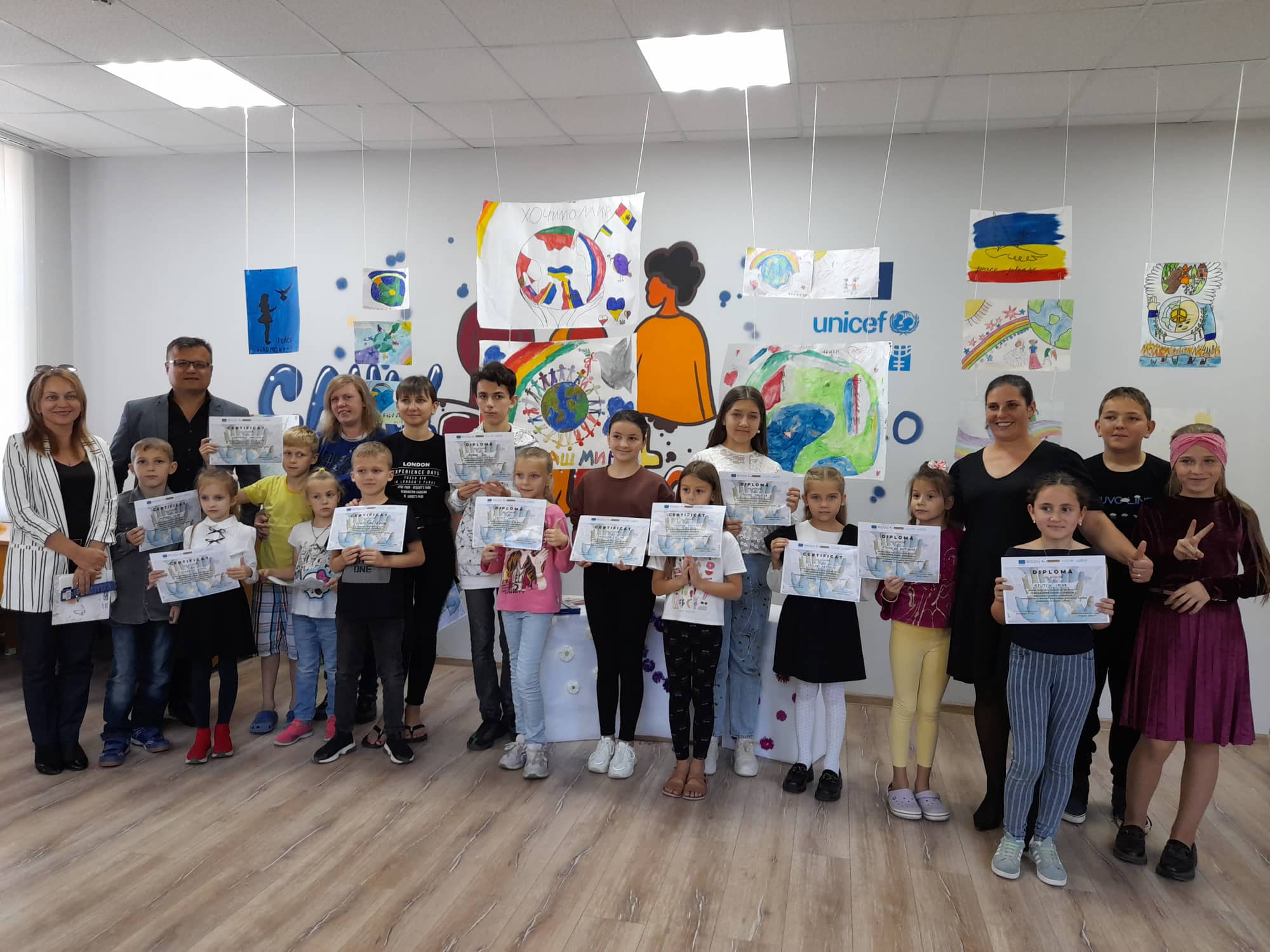 Porumbei, cer albastru, flori multicolore și mult soare în desenele copiilor din Cahul