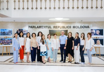 Expoziția de fotografii „Oameni pentru care punem umărul” ajunge la Parlamentul Republicii Moldova